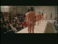 スーパーモデル達が全裸でファッションショー (バイヤーもびっくり！)